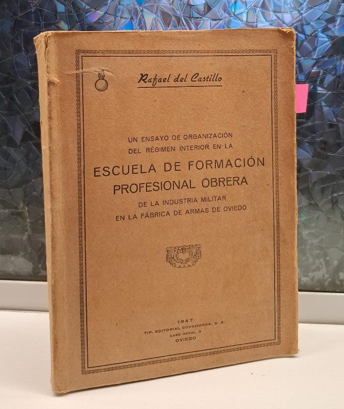 Un Ensayo de Organización del Régimen Interior en la Escuela de Formación Profesional Obrera.